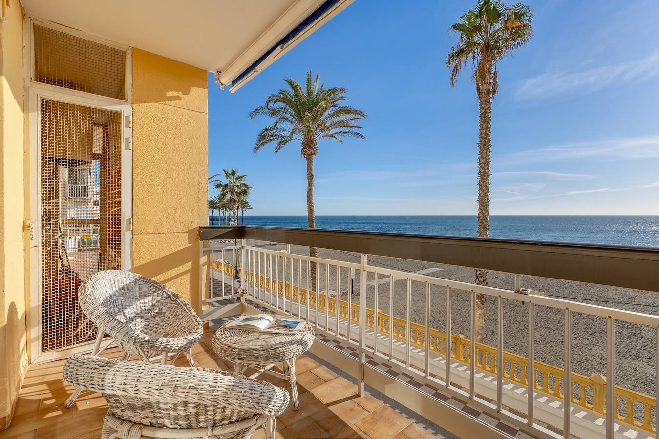 Appartement entier, Appartement 'Primera Linea De Playa' avec vue sur la mer, Wi-Fi et climatisation in Motril, Costa Granadina