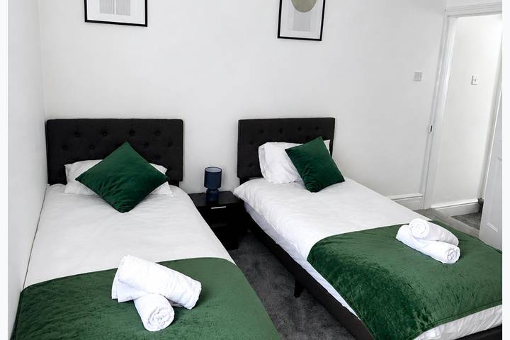 Spacious Coventry House Parking Longer Stays in Coventry, Birmingham y alrededores
