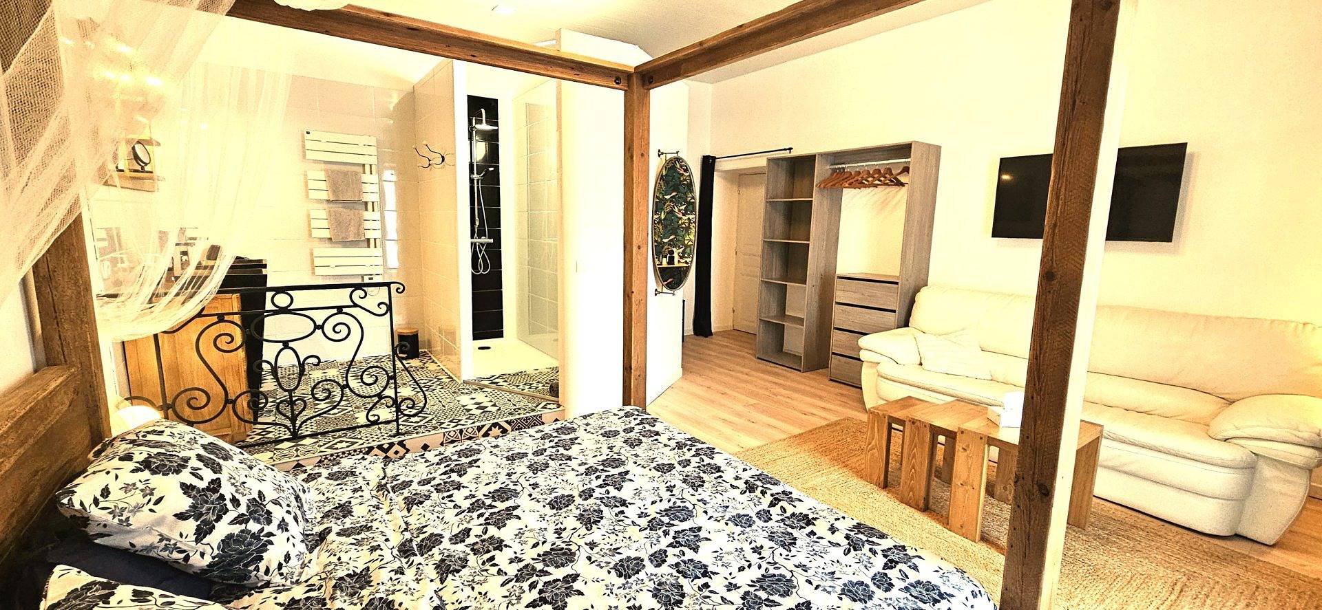 La Belle Maison : Table et Chambres d'hôtes à Aveze - Suite Baldaquin in Avèze (Languedoc-Roussillon), Parc national des Cévennes