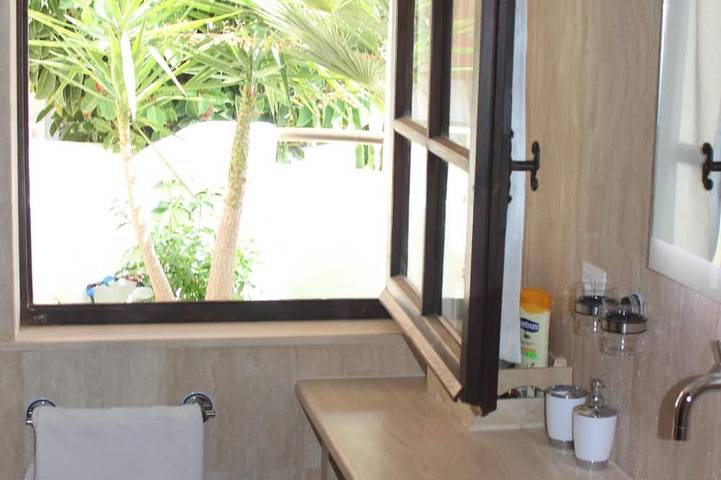Villa pour 5 personnes, avec jardin ainsi que terrasse et piscine, animaux acceptés dans Eden Rock - 4