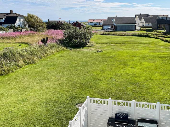 Feriehus for 4 personer, med balkong og hage i Farsund 