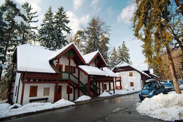 Ferienpark für 2 Personen, mit Terrasse und Ausblick sowie Pool und Sauna, mit Haustier in Slowenien
