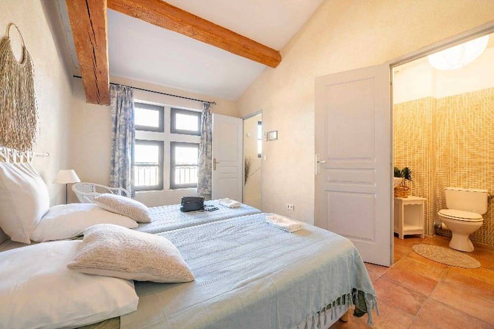 Homerez - Authentic House in Montfrin with Terrace and Air Conditioning in Montfrin, Nimes region