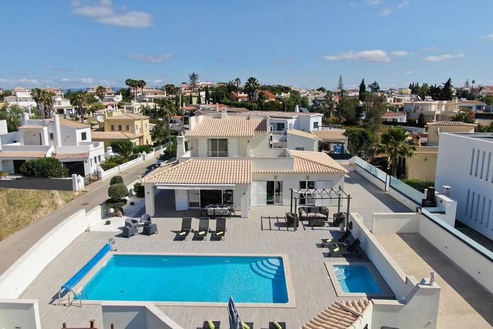 Villa für 8 Personen, mit Pool und Garten sowie Kinderpool und Ausblick - 1