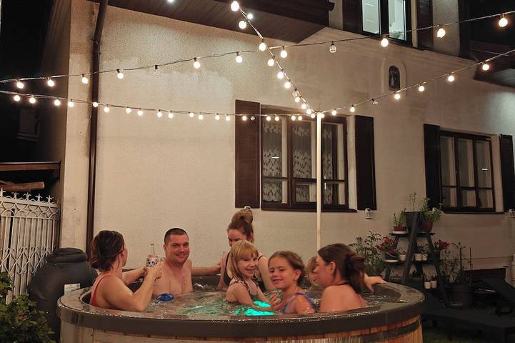 Warsaw Country Villa: Hot Tub, BBQ & Pizza Oven in Mazovie