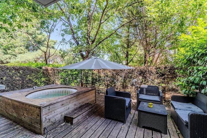 Appartement de vacances pour 4 personnes, avec Jacuzzi et Terrasse ainsi que Jardin et Piscine