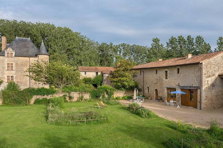 Gîte pour 8 personnes, avec jardin dans Marnes