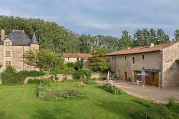 Gîte pour 8 personnes, avec jardin dans Marnes