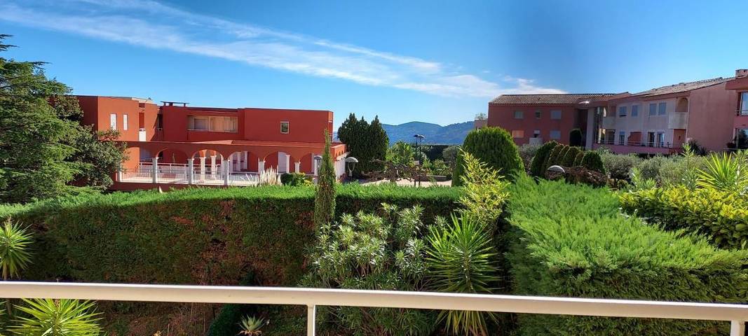 Appartement de vacances pour 2 personnes, avec jardin et balcon ainsi que piscine et vue