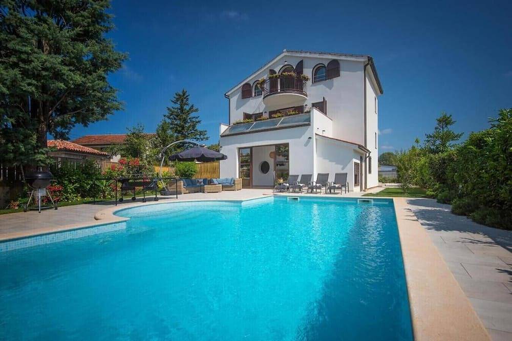 Villa Andrija in Fažana for 9 people with sea view, kids playground & heated pool - only 400 m from the beach in Fažana (Kroatische Adria), Fazana