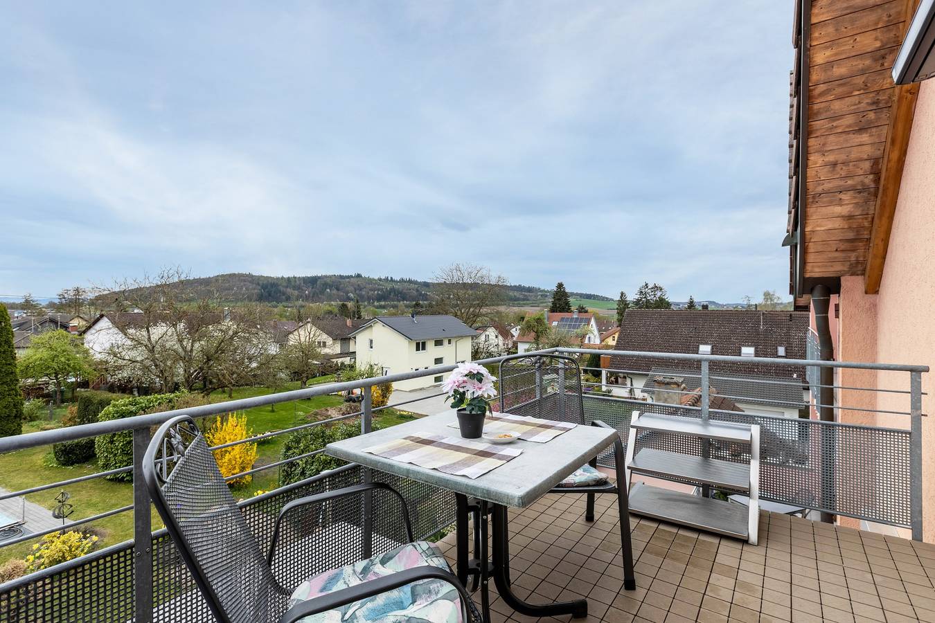 Ganze Wohnung, Ferienwohnung mit Blick auf Heilsberg,mit Balkon und Wi-Fi in Hilzingen, Hegau