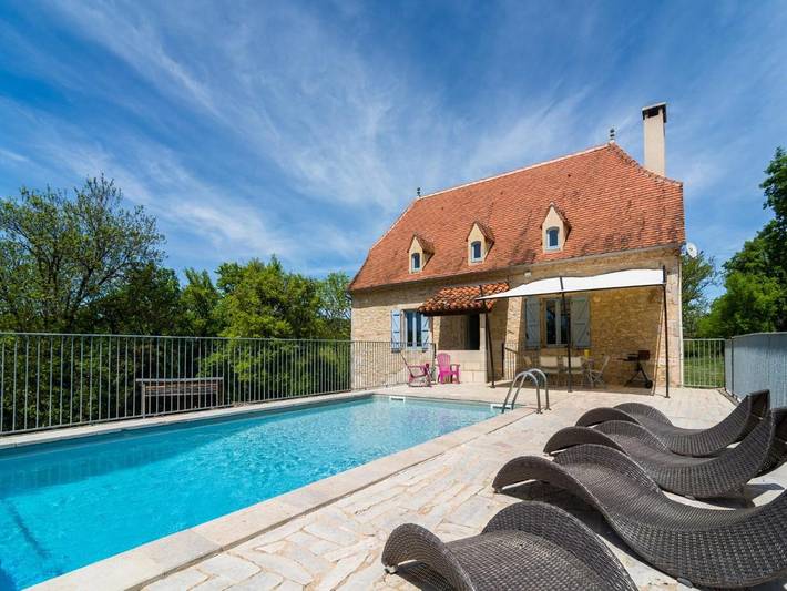 Location de vacances pour 6 personnes, avec terrasse ainsi que jardin et piscine à Thémines