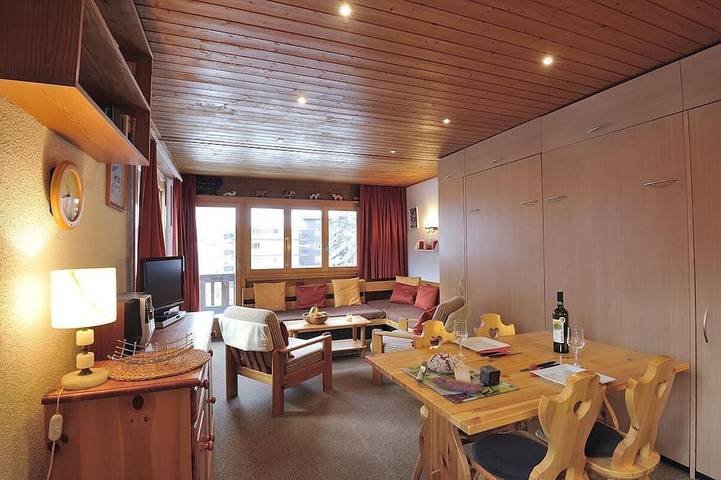 Entire apartment, Comfortable studio for 2-4 persons : Entrance-hall - living room with 2 pull-down beds and 2 sofa-be in Grimentz, Anniviers
