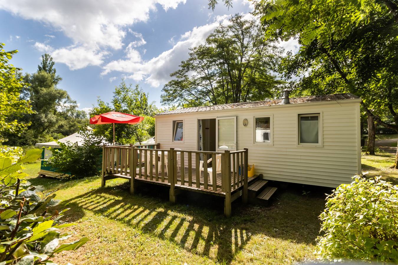 Mobile Home 'Le Tilleul' avec piscine partagée, terrasse privée et jardin privé in Saint-Pompont, Périgord Noir
