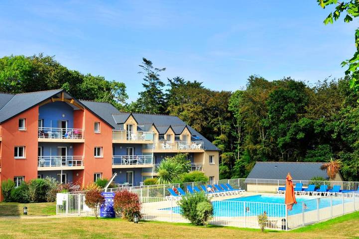 Appart’hôtel pour 4 personnes, avec Balcon et Terrasse ainsi que Jardin et Piscine à Carantec