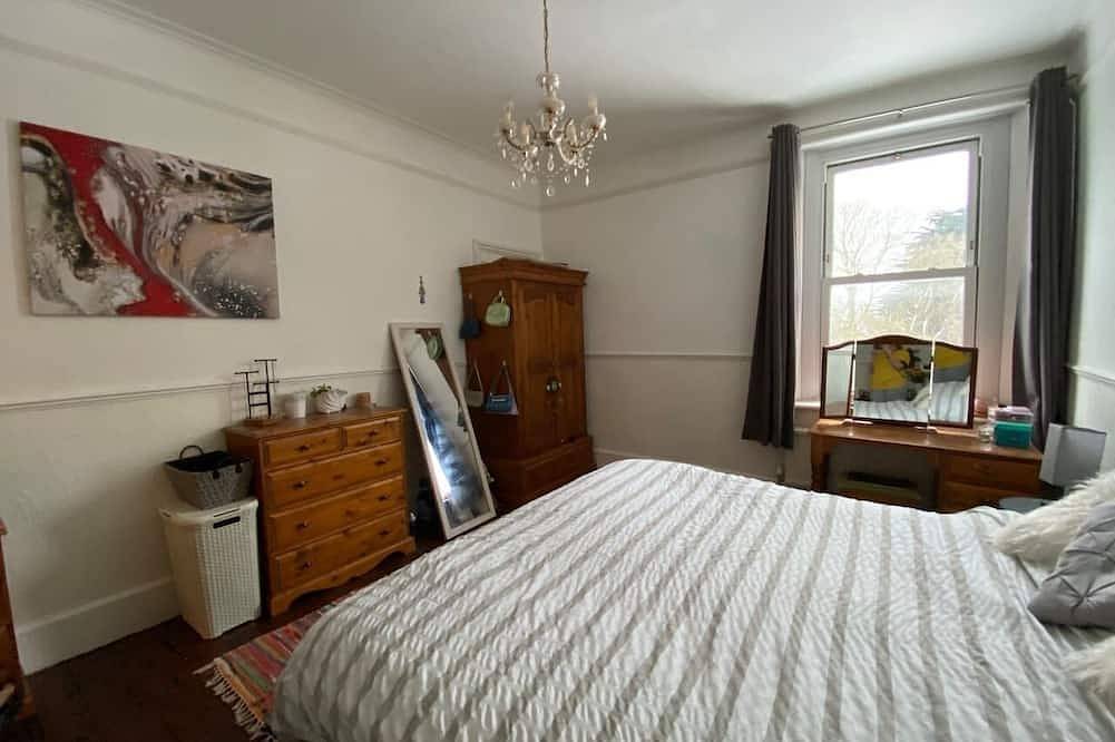 Historic Manor House - Sleeps 16 - Pool & Hot Tub in Kent