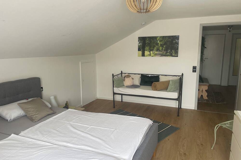 Ganze Wohnung, Fewo in Ruhiger Lage mit Südbalkon Nahe Spieleland und Bodenseeregion in Ravensburg, Oberschwaben