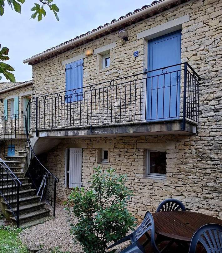 Location de vacances pour 4 personnes, avec vue ainsi que jardin et piscine à Gordes