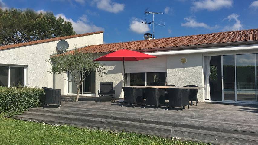 Cottage pour 8 personnes, avec jardin ainsi que terrasse et piscine, animaux acceptés à Brives-sur-Charente