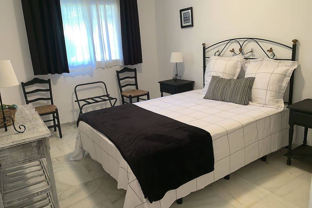 Geheel appartement, Marbella,Nueva Andalucia Groundfloor flat /2bed&2bath/ private garden /3pools/ in Nueva Andalucia Golf Valley, Marbella