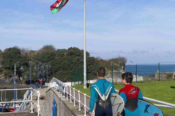 Ganze Wohnung, Kleines Ferienhaus mit Pool in der Nähe des Meeres in Ea, Bizkaia