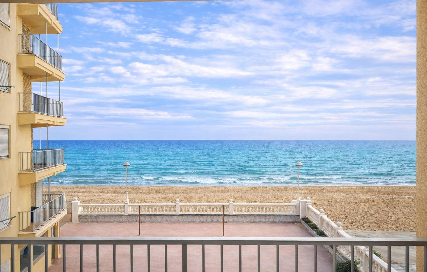 Apartamento vacacional entero, Acogedor apartamento con piscina, terraza y wifi, a 1,5 km de la Platja de la Devesa in Valencia, Costa de Valencia