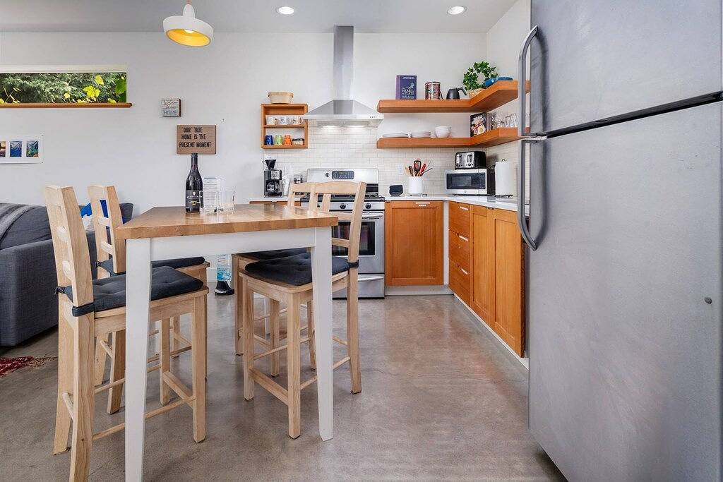 Excellent Location, Close to Parks, Groceries, Single Level Detached Retreat, 15 Minutes to Portland in Portland, Multnomah County