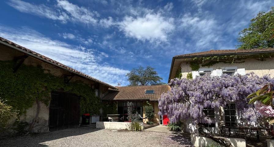 Location de vacances pour 10 personnes, avec Jacuzzi et Terrasse ainsi que Jardin et Sauna à Nivolas-Vermelle