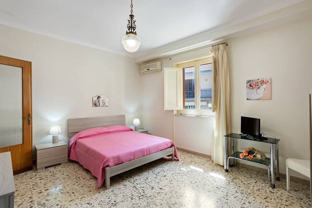 Entire apartment, Guesthost - The apartment is located on the first floor of a building without a lift.In 90 square meters of space, it comfortably accommodates 6 people, with two double bedrooms (one of which has direct access to the terrace) and a living room with a dou in Aci Trezza, Aci Castello