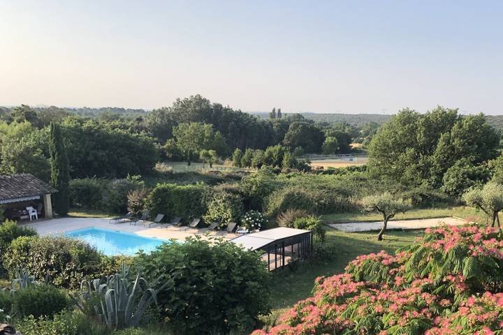 Gîte pour 12 personnes, avec terrasse ainsi que jardin et piscine dans le Gard - 4