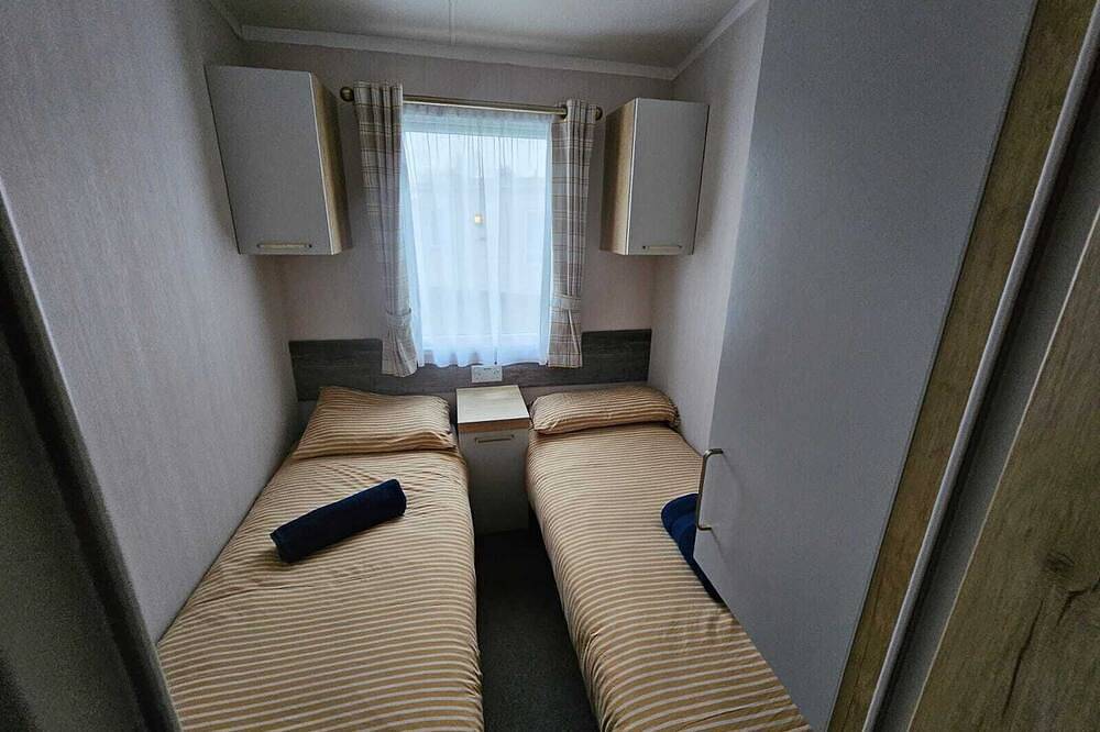 Freesia 3 Bedroom Modern Caravan Rockley Park, Poole Harbour, Dorset. Dogs free. in Poole, Poole Harbour