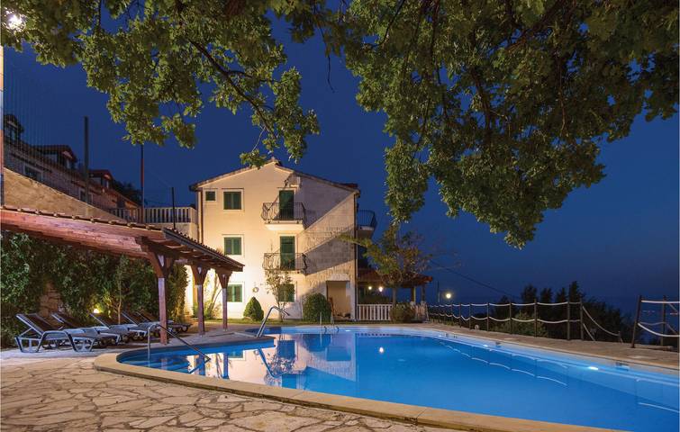 Location de vacances pour 27 personnes, avec piscine et terrasse à Podstrana - 2