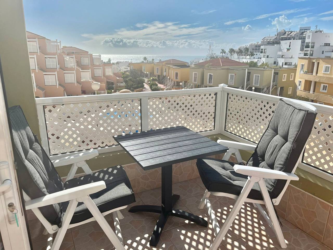 Appartement entier, Appartement de vacances 'Orlando' avec vue sur la mer, piscine partagée et Wi-Fi in Puerto Colon, Adeje