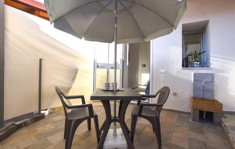 Casa vacanza per 4 persone, con terrazza e giardino, adatto a famiglie con bambini sull' Isola delle Femmine