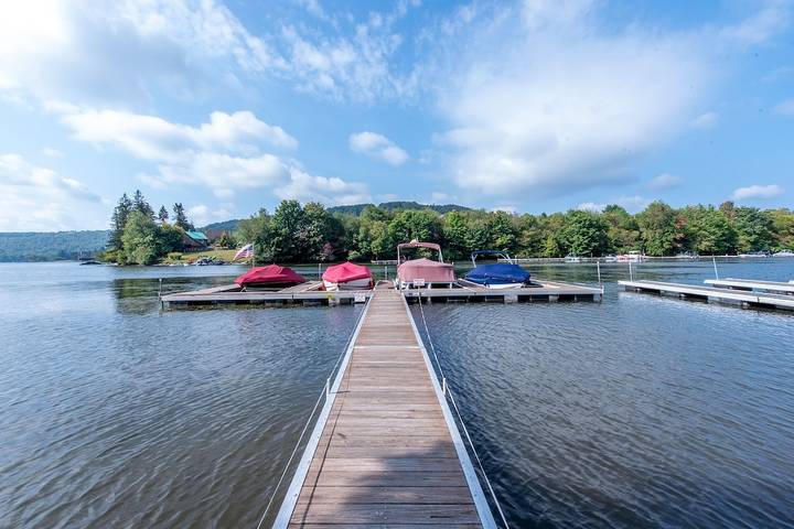 Vacation rental for 26 people, with hot tub and balcony as well as sauna in McHenry