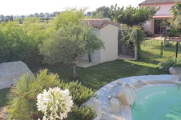 Gîte pour 8 personnes, avec jardin ainsi que jacuzzi et terrasse à Rochegude