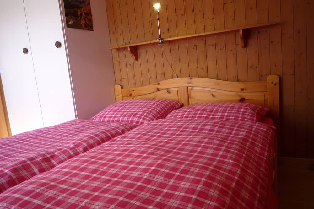 Ganze Wohnung, Sonnige 3 Zi.-Ferienwohnung mit Terrasse in idyllischer Lage in Lumnezia, Obersaxen-Mundaun