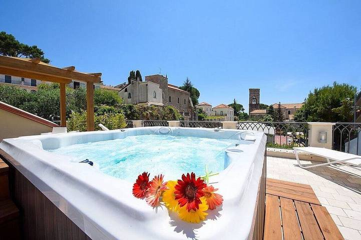 Villa Elicona Grande: A welcoming three-story residence situated in a central location, at a short distance from the Cathedral of Ravello, with Free Wi-Fi. in Ravello, Sorrento Coast
