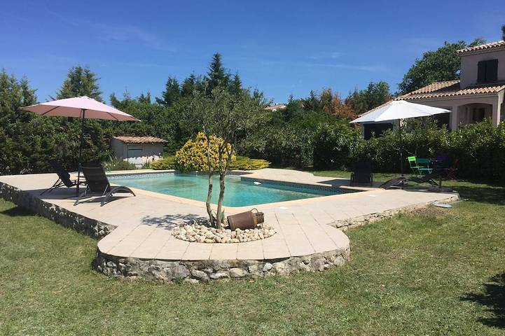 Location de vacances pour 8 personnes, avec jacuzzi ainsi que jardin et balcon à Sainte-Anastasie