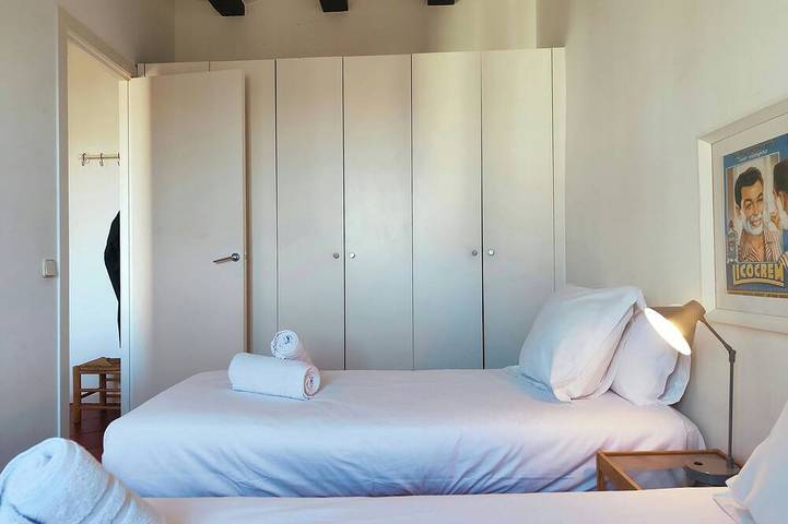 Entire apartment, Sunny, Central & Tranquil. 1br. Plaça Catalunya Rb in Barcelona Centre, Barcelona