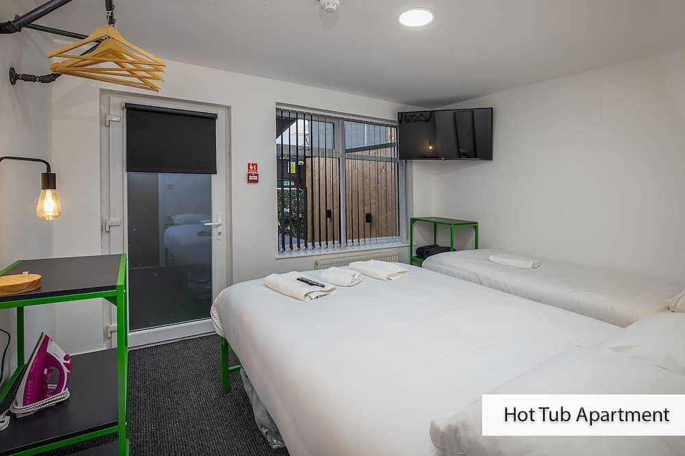 Entire apartment, Hot tub apartment @ Aparthotel421 by Seafront Collection in Blackpool Pleasure Beach, North West England