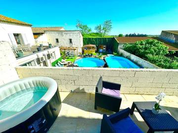 Gîte pour 4 personnes, avec vue ainsi que terrasse et piscine, animaux acceptés à Saint-Laurent-d'Aigouze