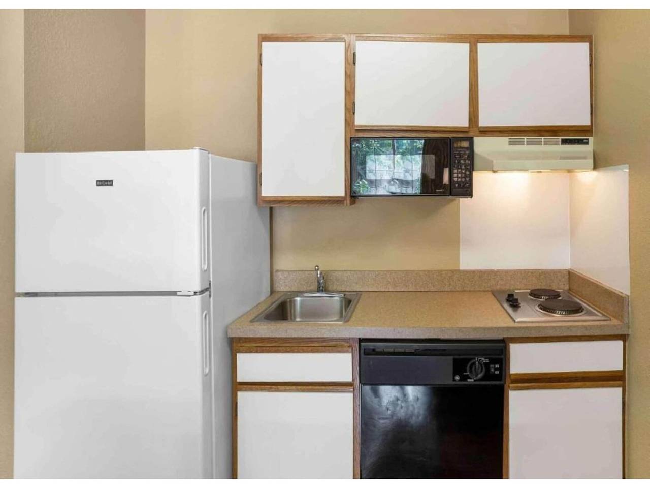 Entire apartment, Studio6 Fishkill 2 Full Beds, Mobil Tub, Nsmk Kitchen in Fishkill, Dutchess County