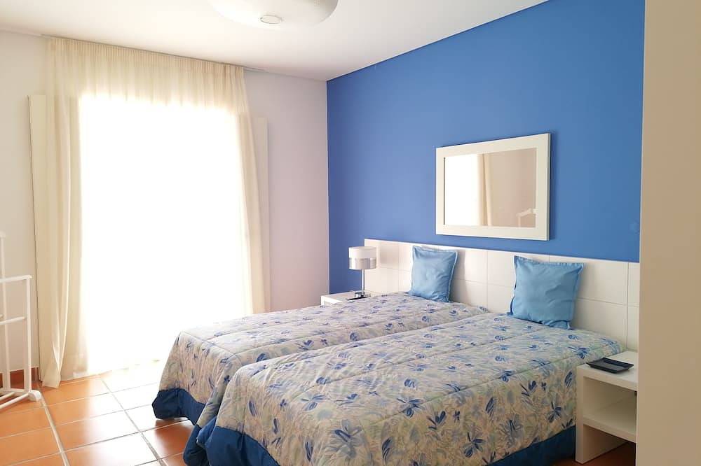 Villa for 11 with Private Pool and Lake View in Vau, Leiria District