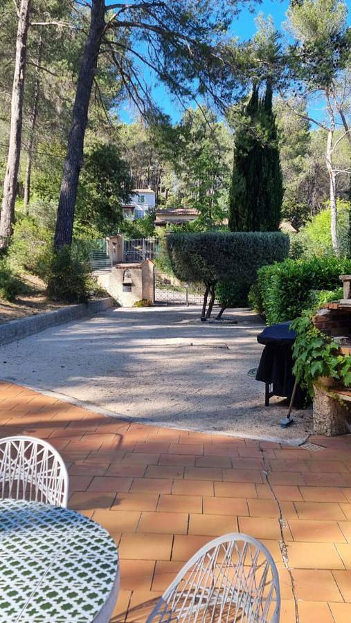 Location de vacances pour 6 personnes, avec vue ainsi que piscine et jardin à La Bouilladisse - 2