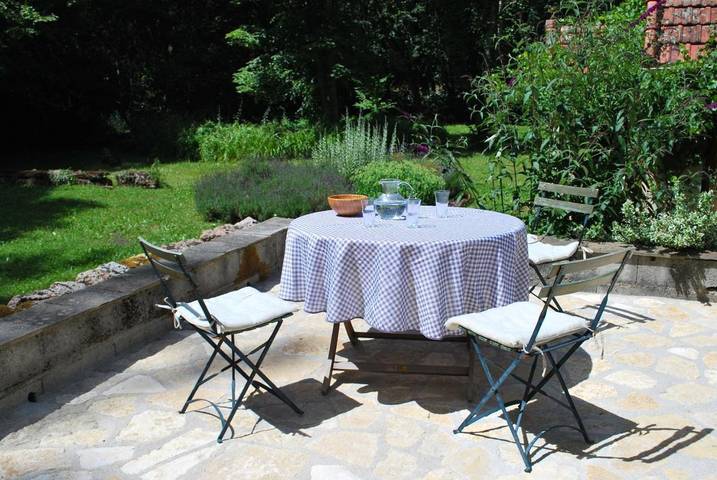 Location de vacances pour 2 personnes, avec jardin ainsi que vue et terrasse à Lormes - 3
