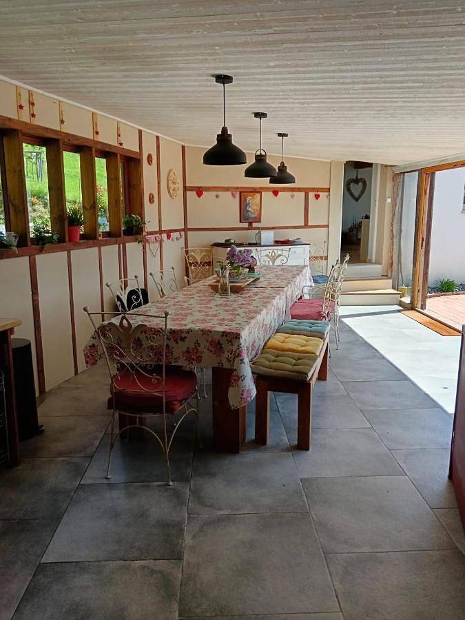 Location de vacances pour 14 personnes, avec piscine ainsi que jardin et vue à Mervent - 3