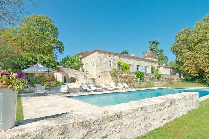 Villa for 18 people, with Hot tub and Terrace as well as Pool in South-west France