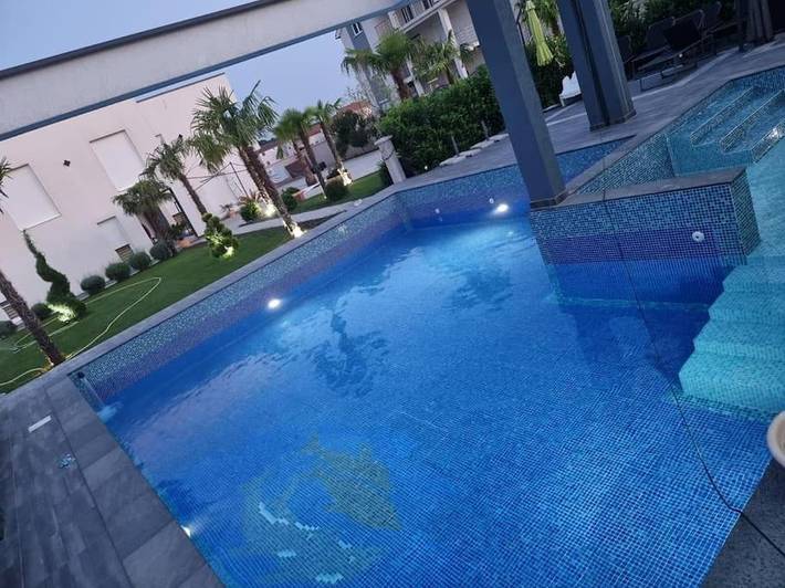 Villa für 13 Personen, mit Ausblick und Terrasse sowie Garten und Pool in Montenegro