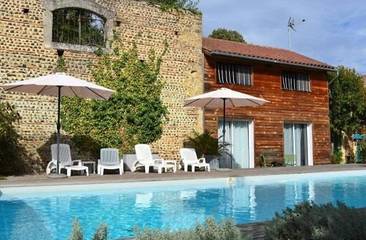 Cottage pour 2 personnes, avec terrasse ainsi que jardin et piscine à Riscle